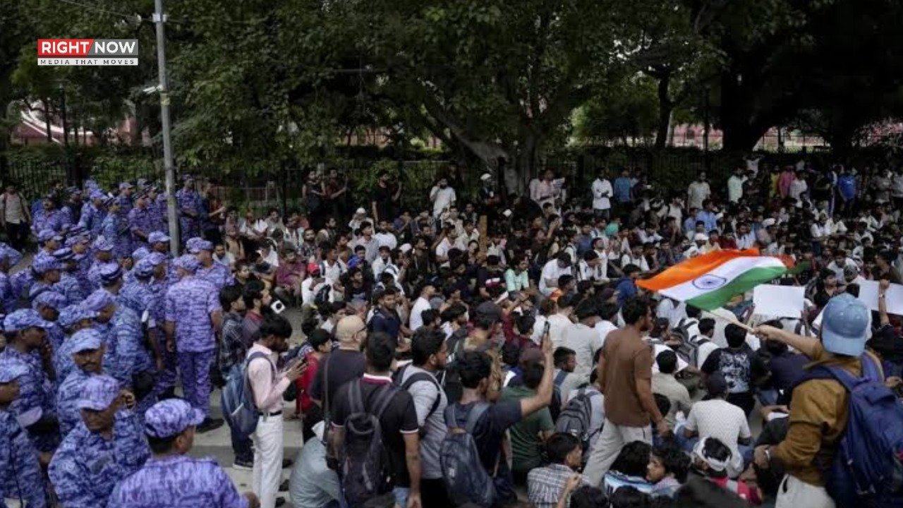 بھارت میں کاکروچ تحریک کی پارلیمنٹ کی طرف مارچ، پولیس کا لاٹھی چارج