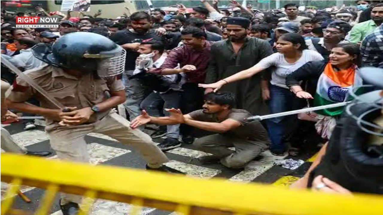 بھارتی سپریم کورٹ کا پولیس تشدد کیس سننے سے انکار، طلبہ احتجاج جاری