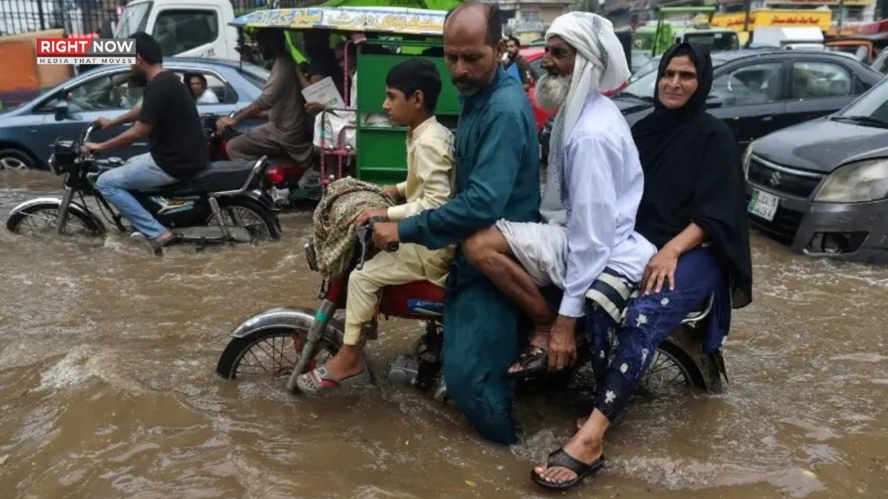 لاہور میں شدید بارشوں سے نظام زندگی مفلوج، کشتیوں کا استعمال شروع