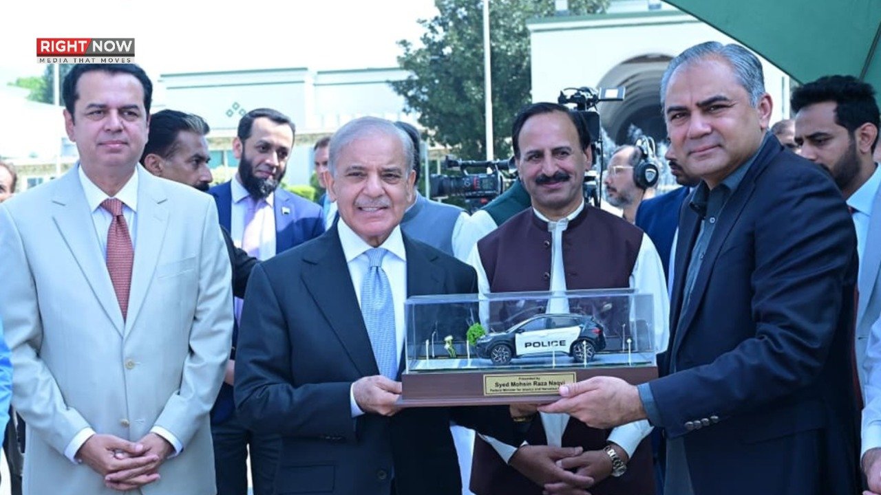 وزیراعظم کی اسلام آباد پولیس کو 50 الیکٹرک گاڑیاں فراہمی، گرین پولیسنگ کو فروغ دینے کا اعلان