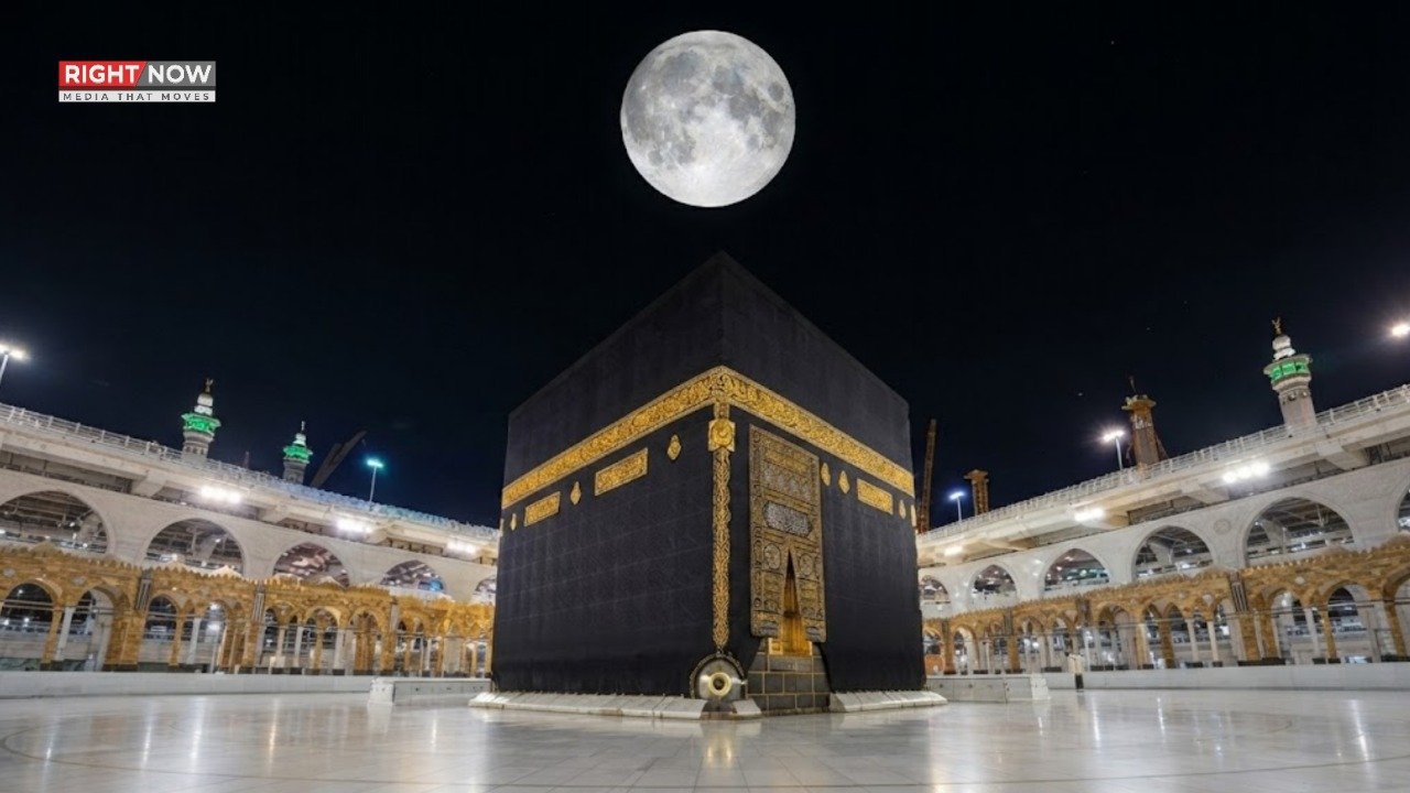 مکہ مکرمہ میں خانہ کعبہ کے اوپر چاند کا نایاب منظر، آج صبح دیکھنے کا موقع